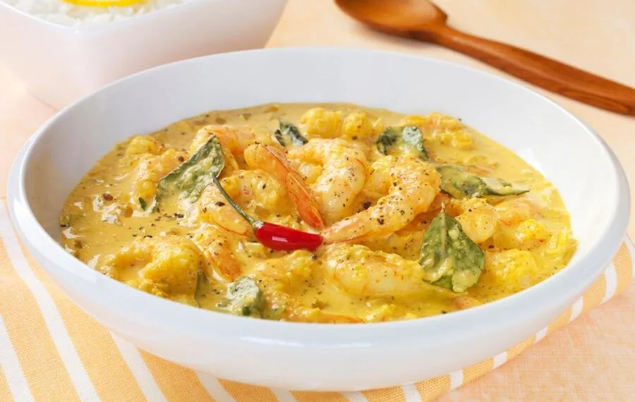 Caril de gambas com leite de coco