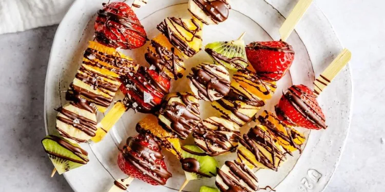 Espetadas de fruta com chocolate