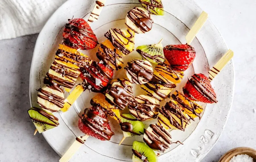 Espetadas de fruta com chocolate