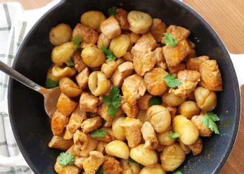 Frango com castanhas na frigideira