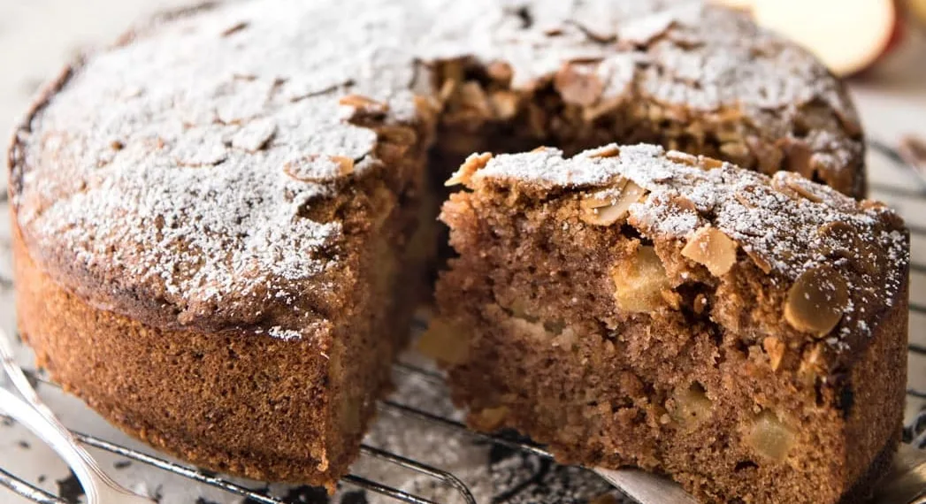 Bolo de maçã e chocolate húmido e fofo
