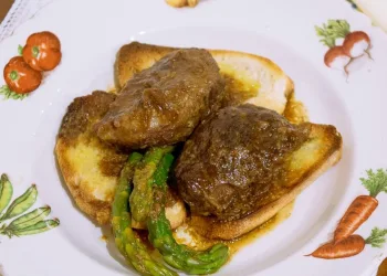 Bochechas de porco com molho de cerveja