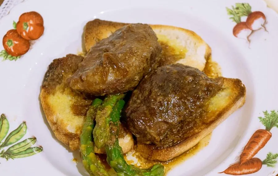 Bochechas de porco com molho de cerveja