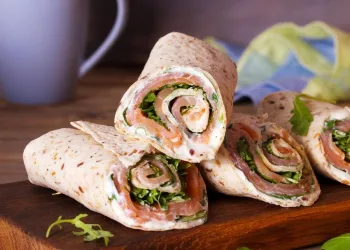 Wrap de salmão fumado, abacate e queijo creme
