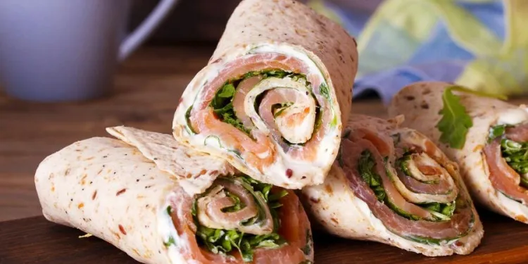 Wrap de salmão fumado, abacate e queijo creme