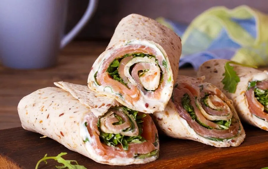 Wrap de salmão fumado, abacate e queijo creme