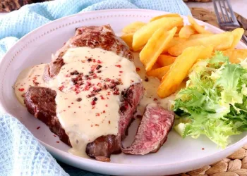 Bifes com molho de queijo