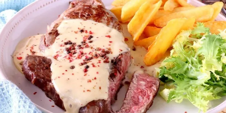 Bifes com molho de queijo