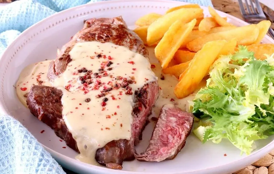 Bifes com molho de queijo