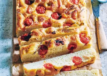Focaccia de tomate, alho e alecrim