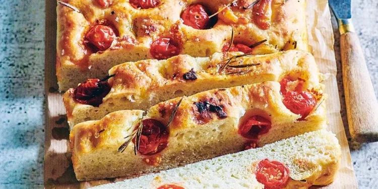 Focaccia de tomate, alho e alecrim