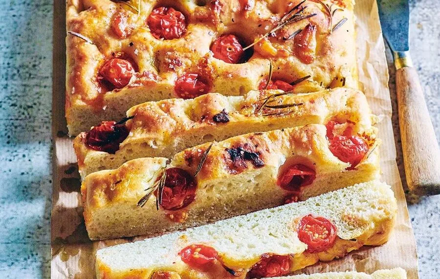 Focaccia de tomate, alho e alecrim