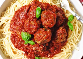 Almôndegas com esparguete