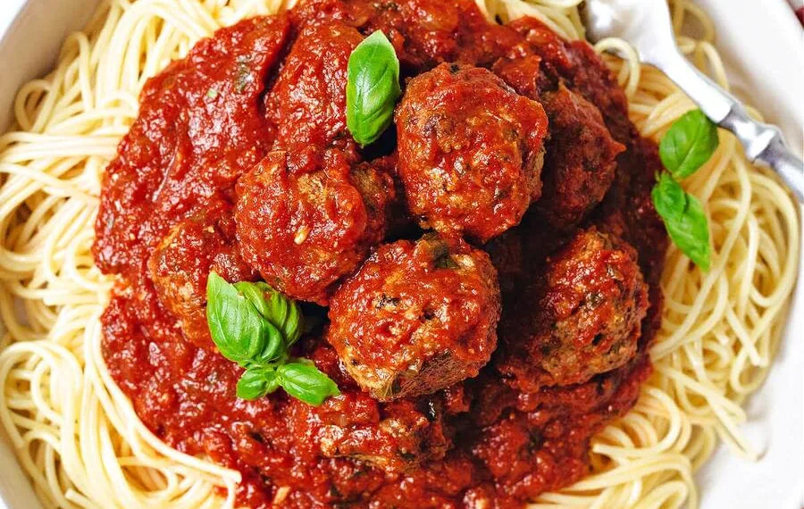 Almôndegas com esparguete