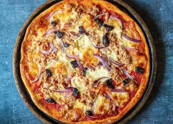 Pizza de atum caseira fácil e deliciosa