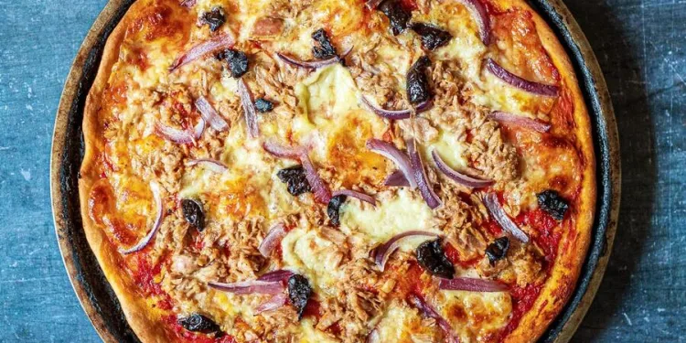 Pizza de atum caseira fácil e deliciosa