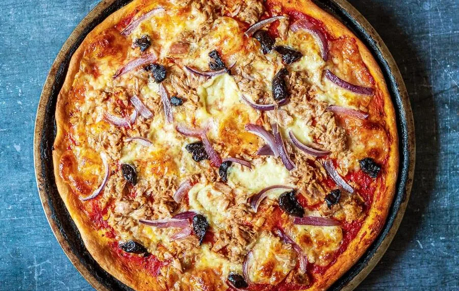 Pizza de atum caseira fácil e deliciosa