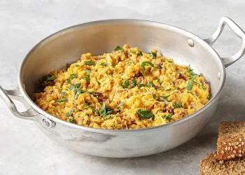 Ovos mexidos com atum