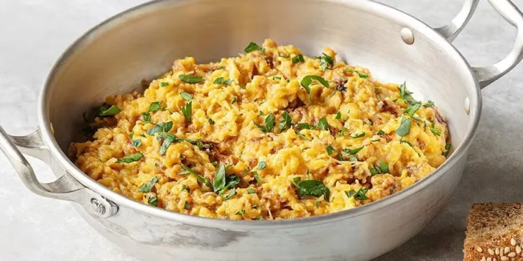 Ovos mexidos com atum