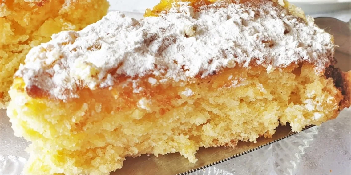 Bolo de coco e abacaxi húmido e fofinho