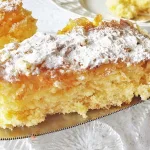 Bolo de coco e abacaxi húmido e fofinho