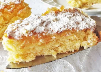 Bolo de coco e abacaxi húmido e fofinho