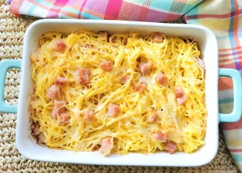 Massa gratinada com queijo e fiambre