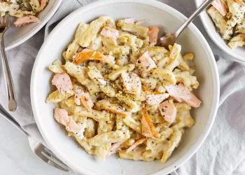 Massa com salmão e natas