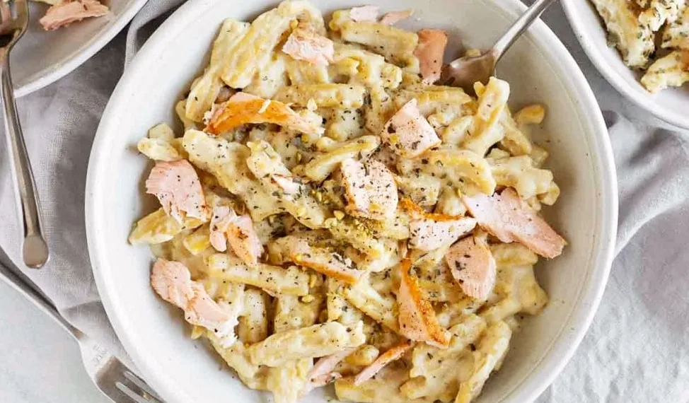 Massa com salmão e natas