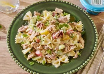 Massa com atum e coentros