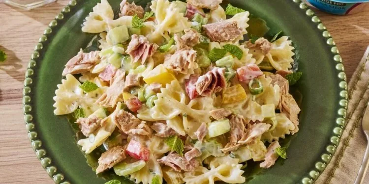 Massa com atum e coentros