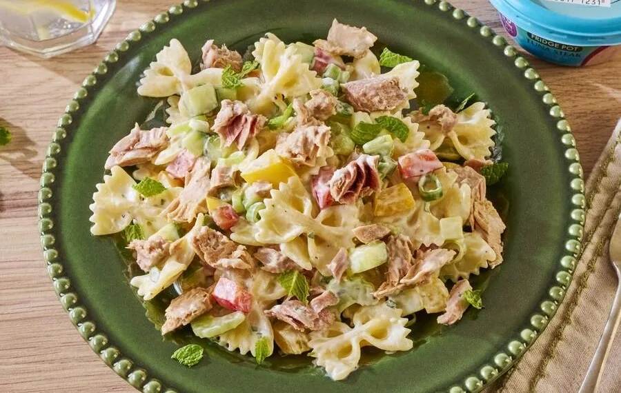 Massa com atum e coentros