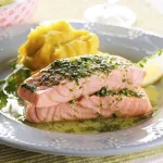 Salmão assado no forno com coentros