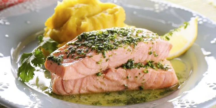 Salmão assado no forno com coentros