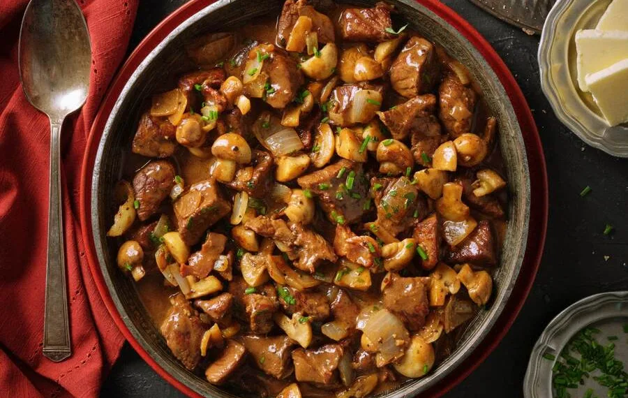 Vitela estufada com cogumelos