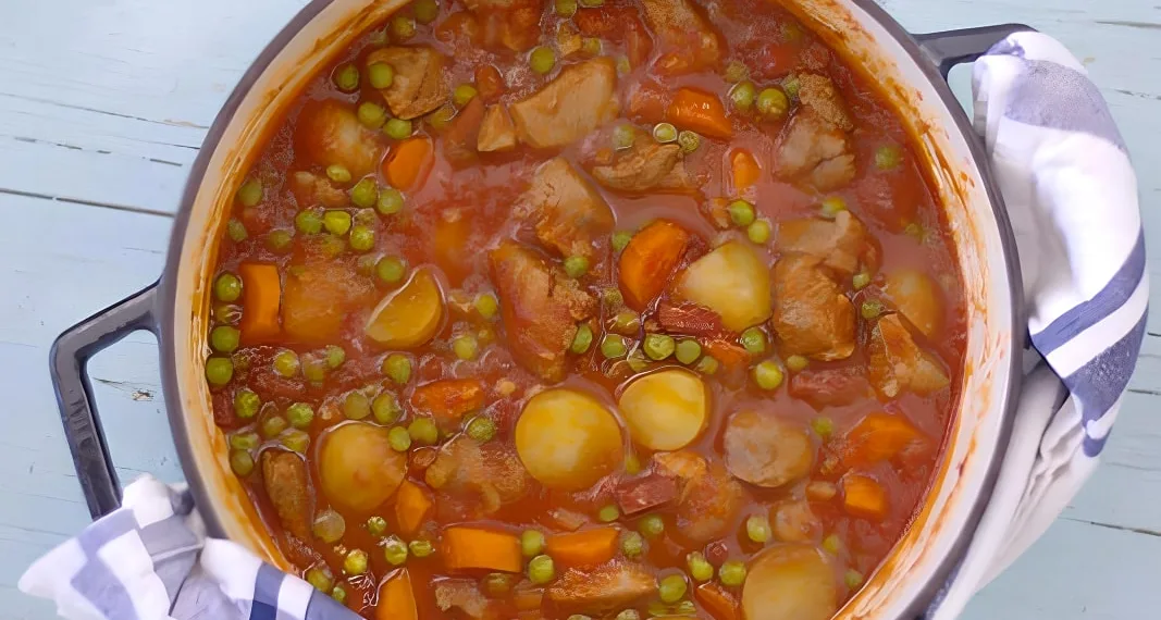 Borrego guisado com batatas e ervilhas