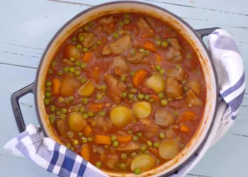 Borrego guisado com batatas e ervilhas