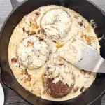 Hambúrguer com molho de natas e cogumelos
