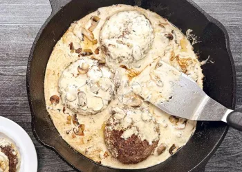 Hambúrguer com molho de natas e cogumelos