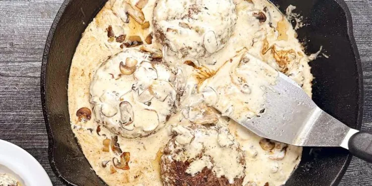 Hambúrguer com molho de natas e cogumelos