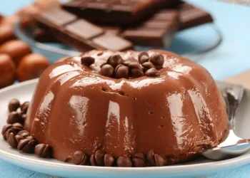 Pudim de chocolate com leite condensado