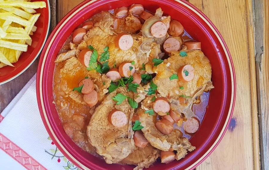 Costeletas com molho de cerveja à portuguesa