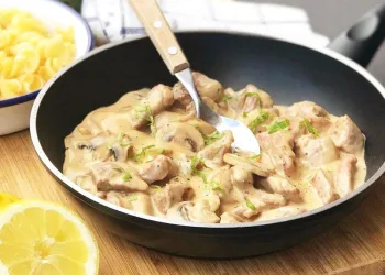 Strogonoff de frango à portuguesa