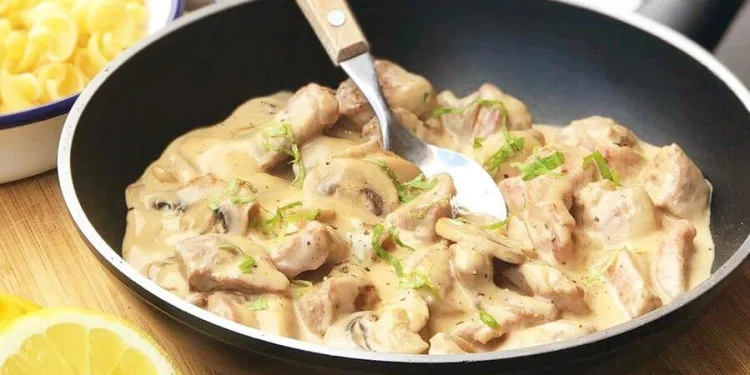 Strogonoff de frango à portuguesa