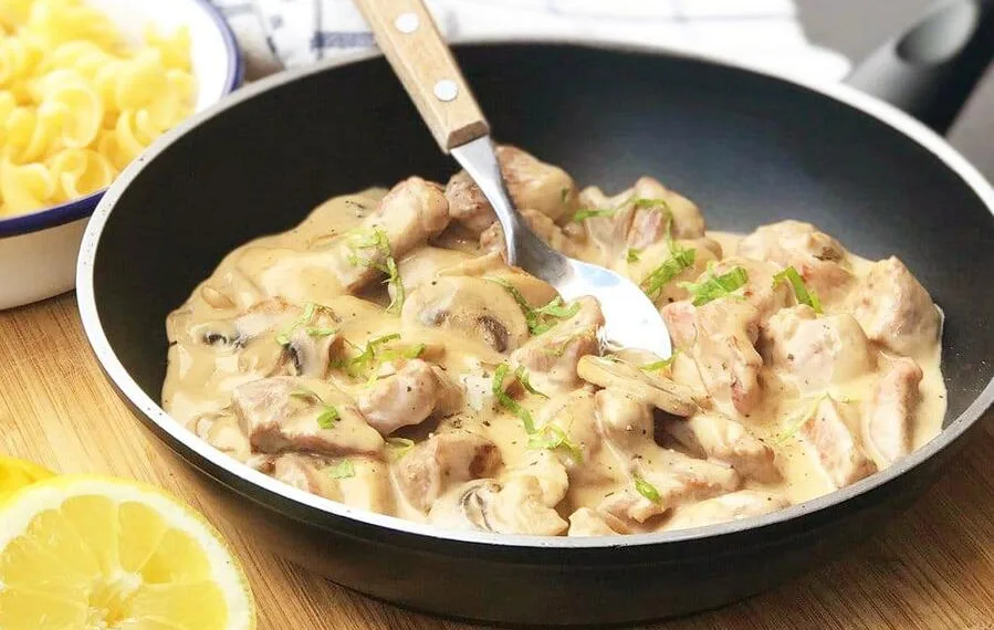Strogonoff de frango à portuguesa