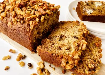 Bolo de banana e nozes