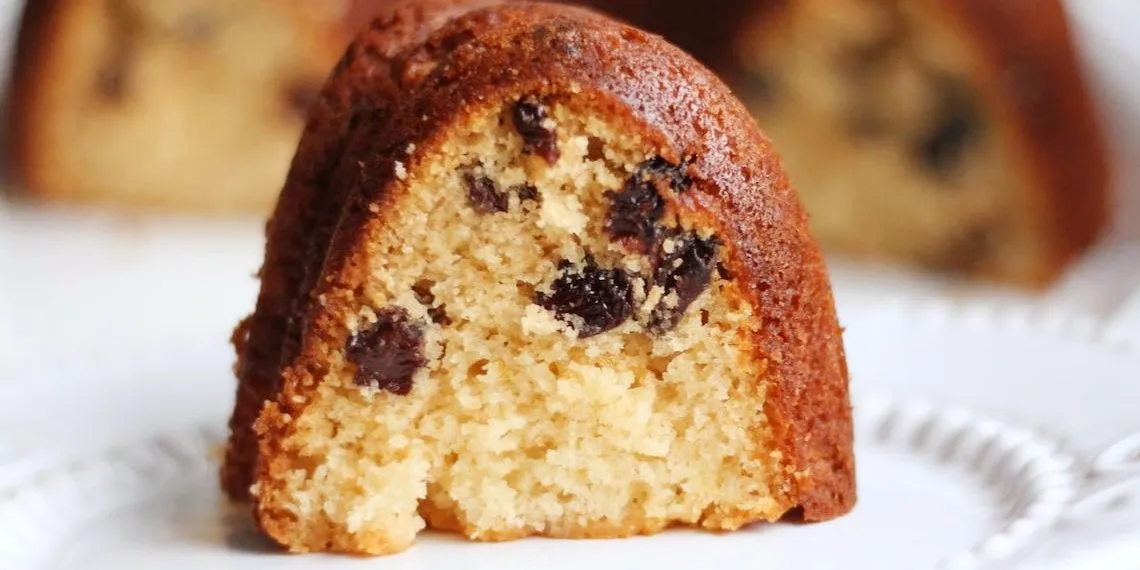 Bolo de mel com passas húmido e fofinho