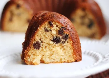 Bolo de mel com passas húmido e fofinho