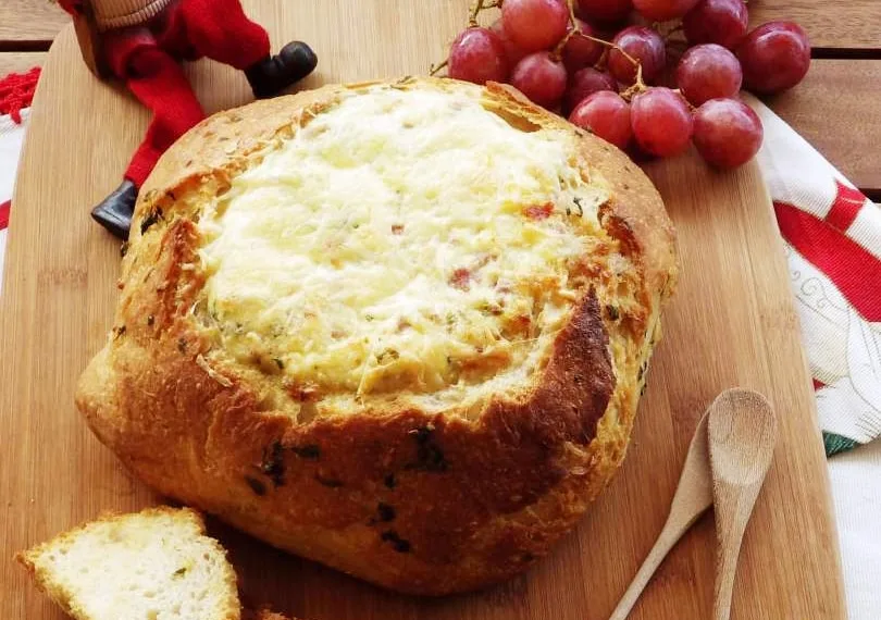 Pão recheado com queijo da serra