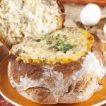 Pão recheado com queijo da serra e presunto